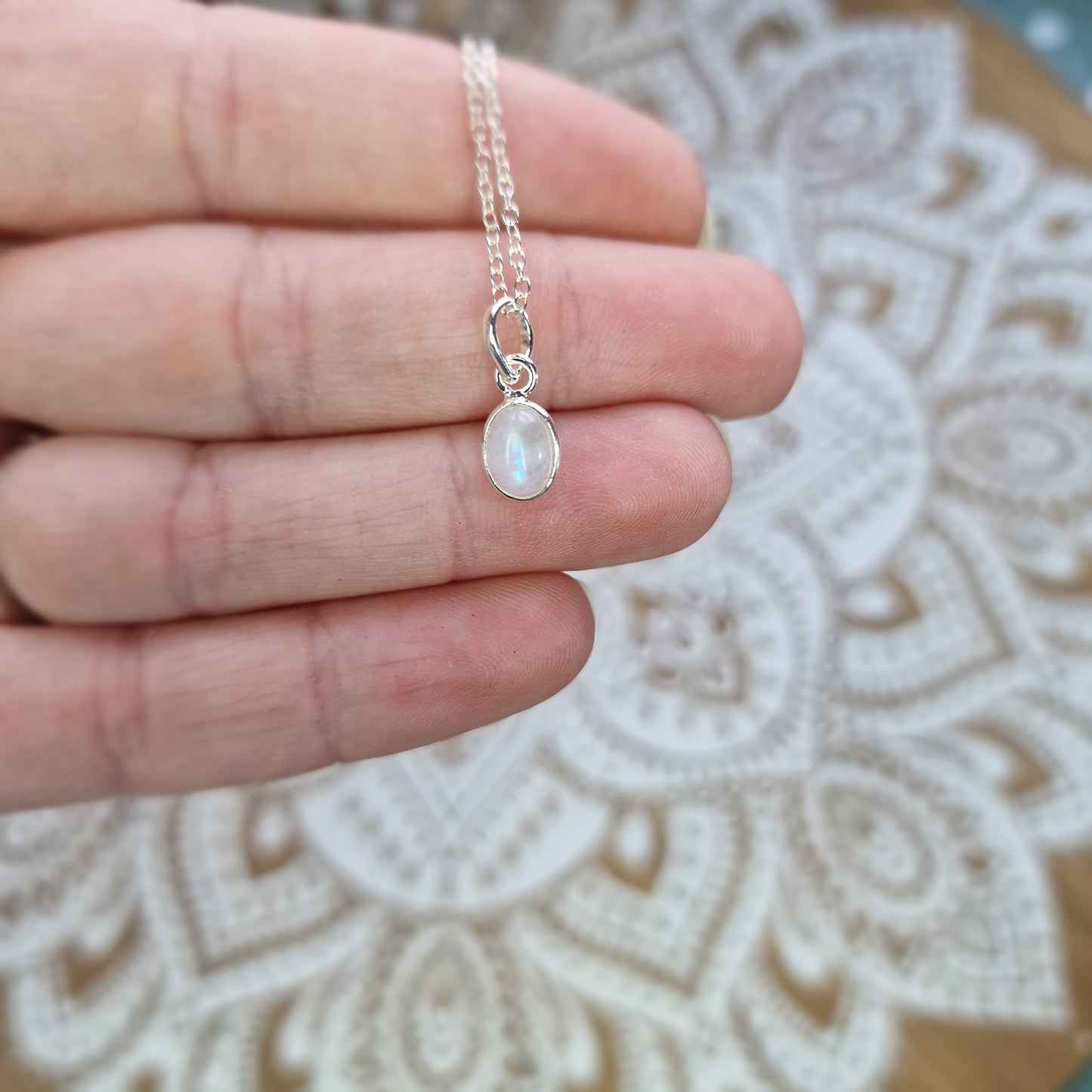 Colgante de Piedra Luna en Plata de Ley 925 ~ Intuición y Energía Femenina