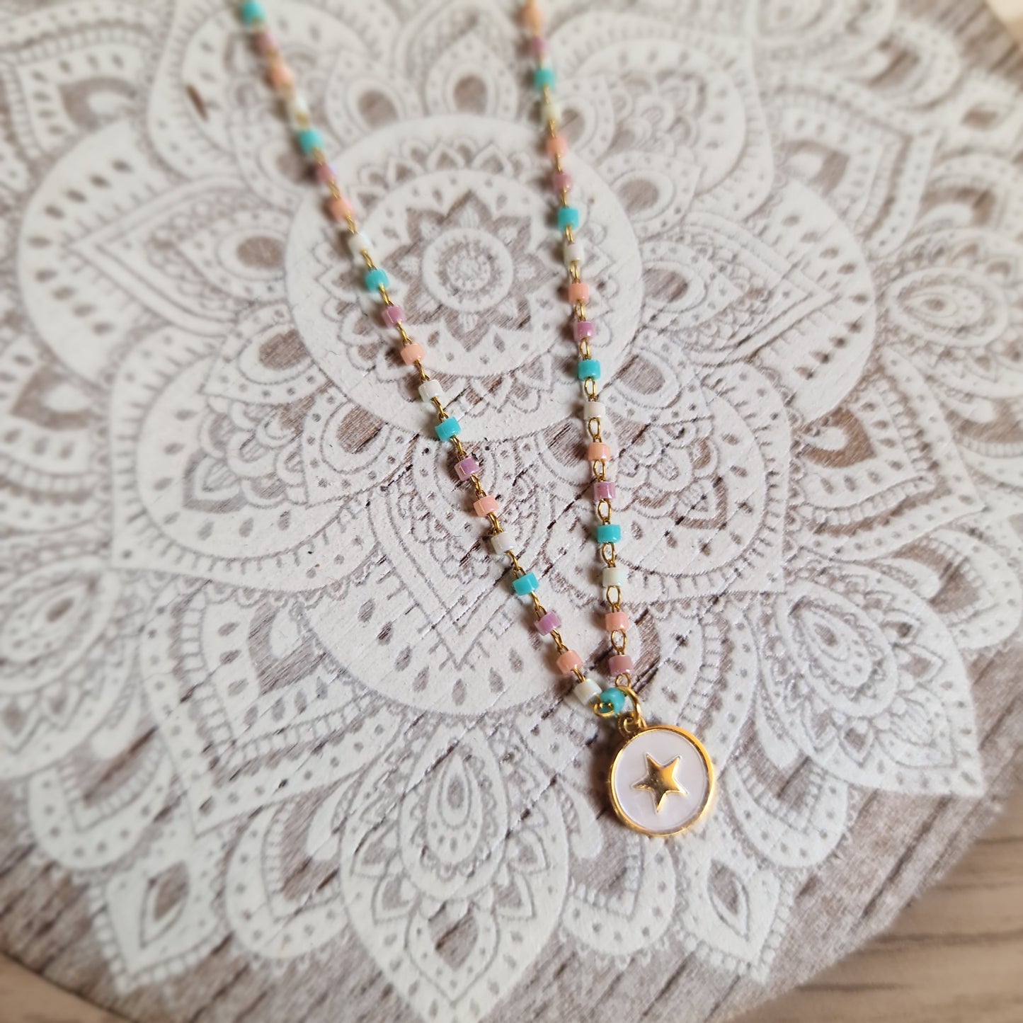 🌟 Gargantilla Dorada con Estrella y Nácar ~ Luz y Alegría en tu Camino