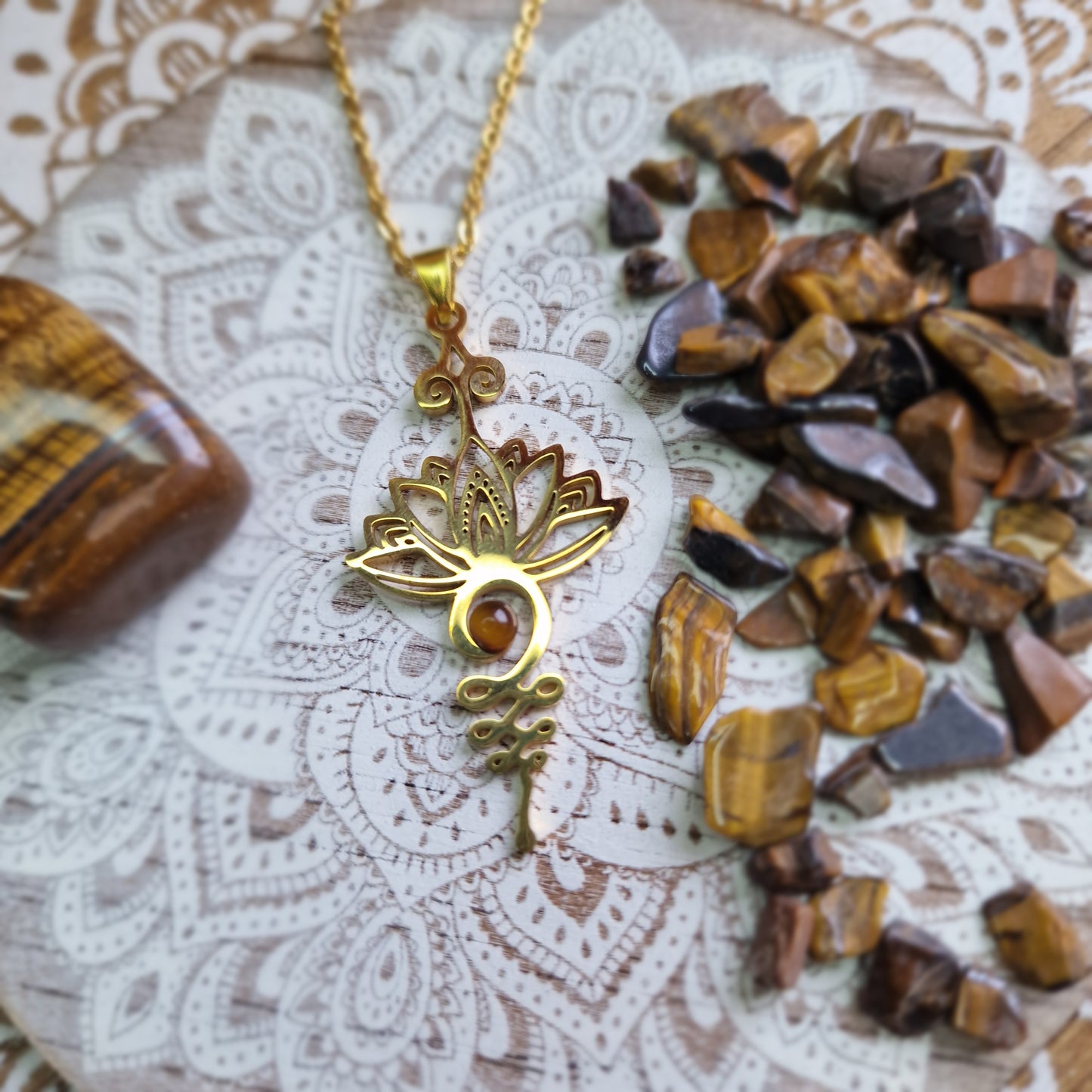 Colgante Dorado Unalome con Ojo de Tigre ~ Fuerza y Protección