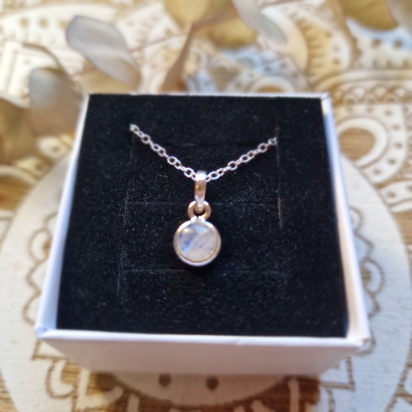 Colgante de Piedra Luna en Plata de Ley 925 ~ Intuición y Energía Femenina