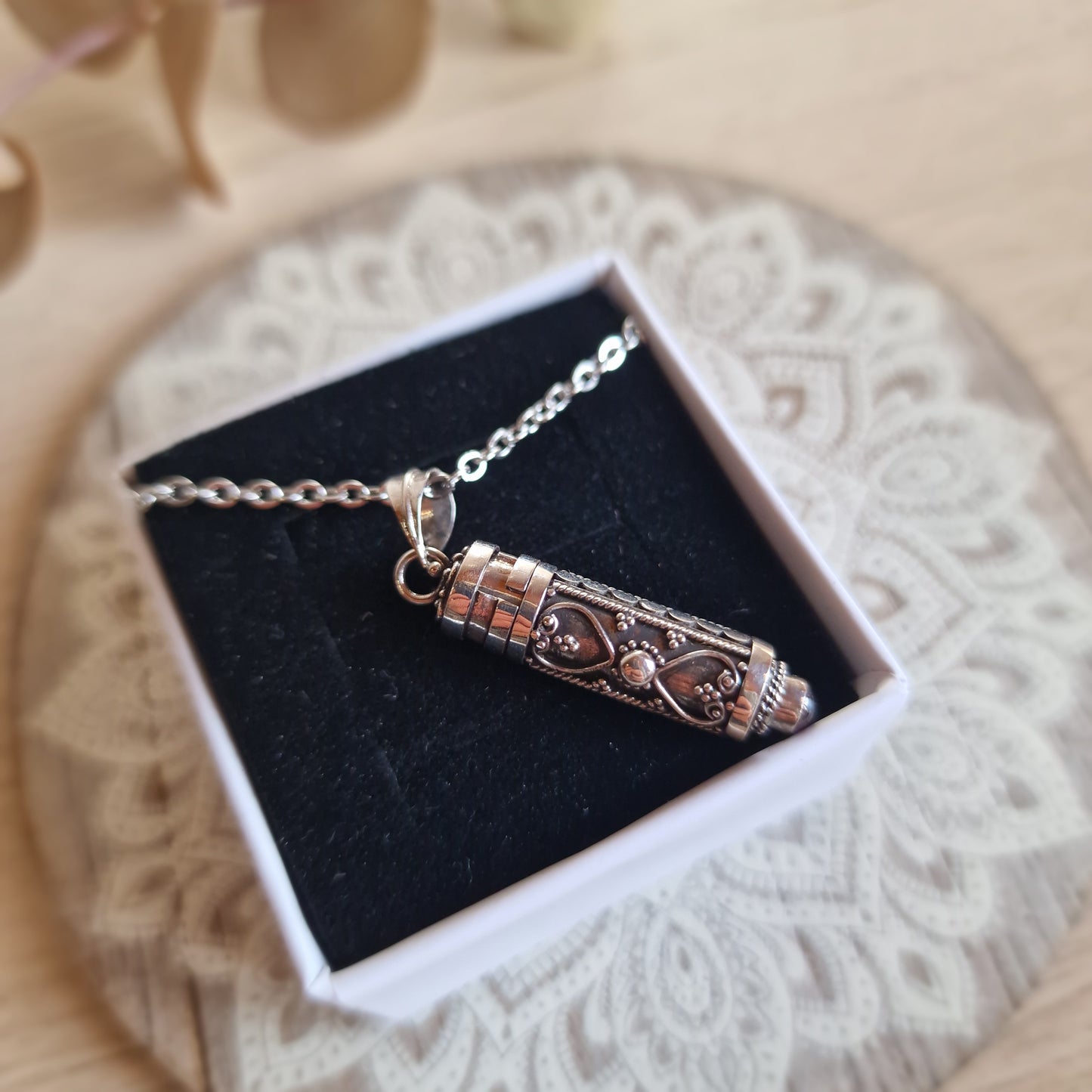 🔮 Colgante Cofre de Plata con cuarzo Herkimer y Pergamino ~ Intención, Energía y Misterio Personal